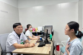 Bệnh nhân khám lại sau 1 tháng xuất viện. (Ảnh: PV/Vietnam+)