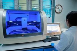 Bên trong phòng xét nghiệm vi sinh chẩn đoán bệnh lao tại Bệnh viện Phổi Trung ương. (Ảnh: Minh Quyết/TTXVN)
