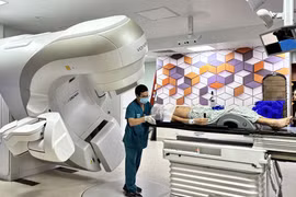 Một bệnh nhân ung thư chuẩn bị được xạ trị tại Bệnh viện Ung bướu Thành phố Hồ Chí Minh. (Ảnh: TTXVN phát)