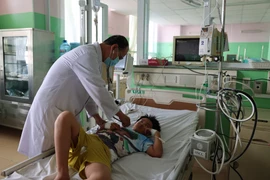 Bác sĩ Khoa Nhi, Bệnh viện Đa khoa Bà Rịa thăm khám cho bệnh nhân ngộ độc thực phẩm nghi do ăn bánh mỳ. (Ảnh: Hoàng Nhị/TTXVN)