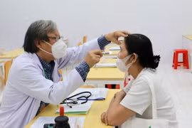 Bác sỹ khám bệnh và tư vấn sức khỏe cho dân. (Ảnh: TTXVN/Vietnam+)