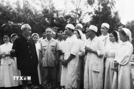 Chủ tịch Hồ Chí Minh thăm và nói chuyện với cán bộ, nhân viên bệnh xá vân Đình, Hà Đông, lá cờ đầu của ngành y tế toàn miền Bắc (4/1963). (Ảnh: TTXVN)