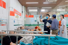 Công tác cấp cứu cho bệnh nhân tại Bệnh viện Bạch Mai. (Ảnh: Minh Quyết/TTXVN)