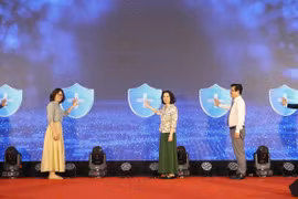 Ấn nút phát động Cuộc thi sản phẩm phát thanh, truyền hình về gương sáng trong công tác phòng bệnh. (Ảnh: PV/Vietnam+)