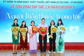 Các tác giả đoạt giải Cuộc thi viết Người thầy thuốc trong tôi lần 3. (Ảnh: PV/Vietnam+)