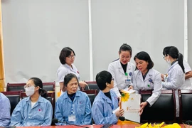 Hoạt động này thể hiện sự kính trọng, lòng biết ơn của y bác sỹ các đơn vị tại Bệnh viện K đối với các thầy cô giáo. (Ảnh: PV/Vietnam+)