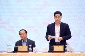 Thứ trưởng Thường trực Bộ Y tế Vũ Mạnh Hà trả lời các câu hỏi của nhà báo. (Ảnh: Văn Điệp/TTXVN)