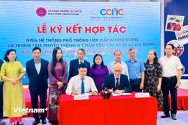Hai bên ký kết Biên bản ghi nhớ hợp tác xây dựng Chương trình chăm sóc sức khỏe học đường toàn diện. (Ảnh: PV/Vietnam+)