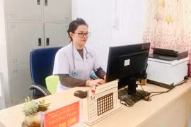 Y sỹ Sin Thị Tâm - Trạm trưởng Trạm Y tế xã Nậm Lúc, huyện Bắc Hà (Lào Cai). (Ảnh: PV/Vietnam+)