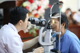 Khám mắt cho người cao tuổi. (Ảnh: TTXVN/Vietnam+)