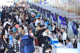 Du khách làm thủ tục tại Sân bay quốc tế Nội Bài. (Ảnh: Quốc Khánh/TTXVN)