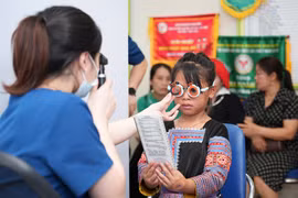 Trẻ được khám mắt tại Chương trình. (Ảnh: PV/Vietnam+)