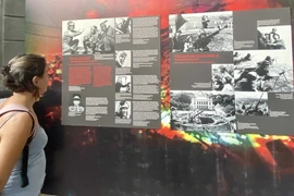 Trưng bày chuyên đề “Vang mãi khúc khải hoàn” không chỉ là điểm đến của người dân Thủ đô mà còn thu hút đông đảo du khách quốc tế đến tham quan, tìm hiểu. (Ảnh: Trịnh Huyền/Vietnam+)