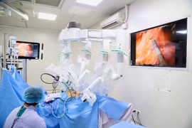Các bác sỹ Bệnh viện K thực hiện ca phẫu thuật bằng robot cho bệnh nhân. (Ảnh: PV/Vietnam+)