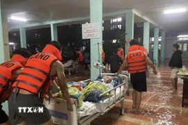 Công an Huế hỗ trợ bệnh nhân Bệnh viện Trung ương Huế. (Ảnh: TTXVN phát)