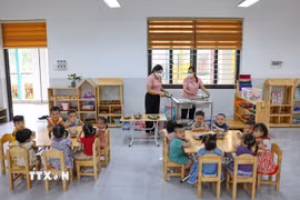 Công tác bán trú và bữa ăn đảm bảo dinh dưỡng, an toàn thực phẩm được đặc biệt chú trọng. (Ảnh: Thanh Tùng/TTXVN)