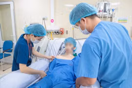 Sau nhiều ngày điều trị tích cực, đến nay, người bệnh đã qua cơn nguy kịch, cai được máy thở. (Ảnh: PV/Vietnam+)