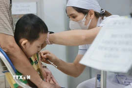 Nhân viên y tế tiêm vaccine phòng sởi cho trẻ trong độ tuổi. (Ảnh: Minh Quyết/TTXVN)