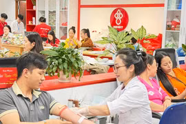 Các bạn trẻ hiến máu tại Lễ hội Xuân hồng 2026. (Ảnh: PV/Vietnam+)