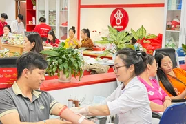 Các bạn trẻ hiến máu tại Lễ hội Xuân hồng 2026. (Ảnh: PV/Vietnam+)