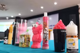 Các loại thuốc lá thế hệ mới "núp bóng" hình ảnh đồ chơi, mỹ phẩm. (Ảnh: PV/Vietnam+)