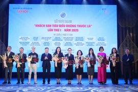 Ban Tổ chức trao giải cho các khách sạn 5 sao. (Ảnh: PV/Vietnam+)