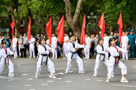 Đông đảo người dân đến xem biểu diễn võ nhạc tại lễ khai mạc Đại hội. (Trịnh Huyền/Vietnam+)