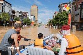 Lực lượng cứu trợ từ khắp nơi tập trung về Thái Nguyên giúp dân khắc phục hậu quả bão lũ. (Ảnh: Minh Quyết/TTXVN)