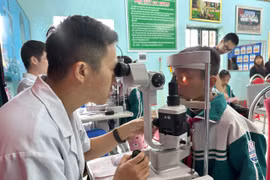 Bác sỹ khám mắt cho trẻ em. (Ảnh: T.G/Vietnam+)