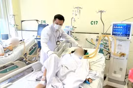 Các bác sỹ theo dõi sức khỏe cho bệnh nhân sau phẫu thuật. (Ảnh: PV/Vietnam+)