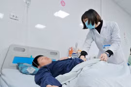 Bác sỹ khám cho một bệnh nhân mắc sốt xuất huyết. (Ảnh: Minh Quyết/TTXVN)