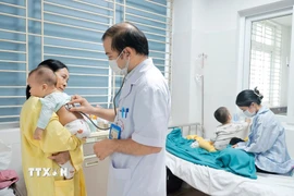 Bệnh nhân mắc cúm A điều trị tại Khoa Nhi - Bệnh viện Bệnh nhiệt đới Trung ương. (Ảnh: Minh Quyết/TTXVN) 