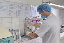 Nhân viên y tế xét nghiệm nhanh sốt xuất huyết. (Ảnh: Mai Trang/TTXVN)