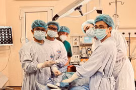 Các bác sỹ thực hiện ca phẫu thuật cho bệnh nhân. (Ảnh: PV/Vietnam+)