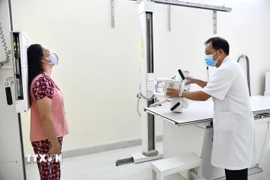 Chụp X-quang cho người dân. (Ảnh: TTXVN)