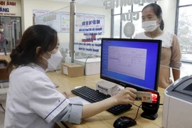 Người dân đăng ký khám chữa bệnh bằng căn cước công dân. (Ảnh: Đồng Thúy/TTXVN)