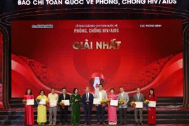 Các tác giả và nhân vật đoạt giải Nhất. (Ảnh: PV/vietnam+)