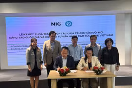 Đại diện Hiệp hội Tư vấn nâng cao sức khỏe Việt Nam và Trung tâm Đổi mới sáng tạo Quốc gia tổ chức Lễ ký kết Thỏa thuận hợp tác. (Ảnh: PV/Vietnam+)