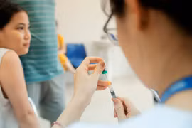 Tiêm vaccine phòng bệnh cho người dân. (Ảnh: Minh Quyết/TTXVN) 