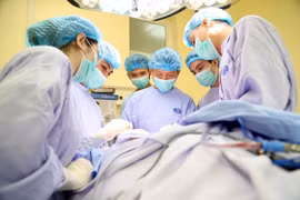 Các bác sỹ Khoa Ngoại đầu cổ (Bệnh viện K)thực hiện ca phẫu thuật cho bệnh nhân. (Ảnh: PV/Vietnam+)