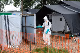 Khu vực cách ly và điều trị bệnh nhân nhiễm virus Ebola tại Mubende, Uganda. (Ảnh: THX/TTXVN)