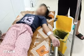 Bệnh nhân trong vụ ngộ độc được chăm sóc tại bệnh viện. (Ảnh: TTXVN phát)