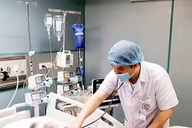 Một bệnh nhân mắc sởi biến chứng phải thở máy, lọc máu đang điều trị tại Bệnh viện Bạch Mai. (Ảnh: PV/Vietnam+)