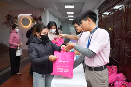 Chương trình an sinh xã hội “Chạm sẻ chia, Trao hy vọng” trao tặng quà cho các phụ nữ. (Ảnh: PV/Vietnam+)