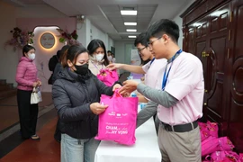 Chương trình an sinh xã hội “Chạm sẻ chia, Trao hy vọng” trao tặng quà cho các phụ nữ. (Ảnh: PV/Vietnam+)