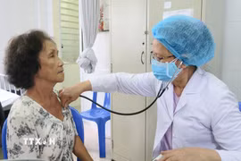 Khám sức khỏe cho người cao tuổi tại Thành phố Hồ Chí Minh. (Ảnh: TTXVN/Vietnam+)