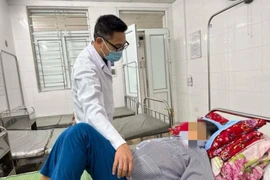 Một bệnh nhân nhiễm sán lợn đang điều trị tại Bệnh viện Đặng Văn Ngữ. (Ảnh: PV/Vietnam+)