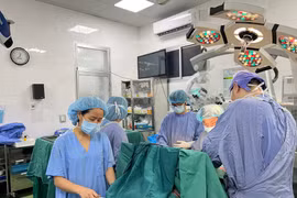 Các bác sỹ thực hiện ca phẫu thuật cho bệnh nhân. (Ảnh: PV/Vietnam+)