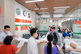 Công tác chăm sóc, điều trị cho bệnh nhân tại Trung tâm Cấp cứu A9, Bệnh viện Bạch Mai. (Ảnh: Minh Quyết/TTXVN)