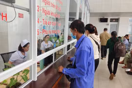 Người dân đăng ký khám chữa bệnh. (Ảnh: TTXVN)